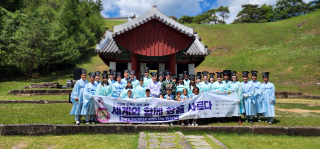 ▲ 외국인 가족들이 영월 장릉에서 진행된 세계유산 활용 프로그램에 참여하고 있다.
