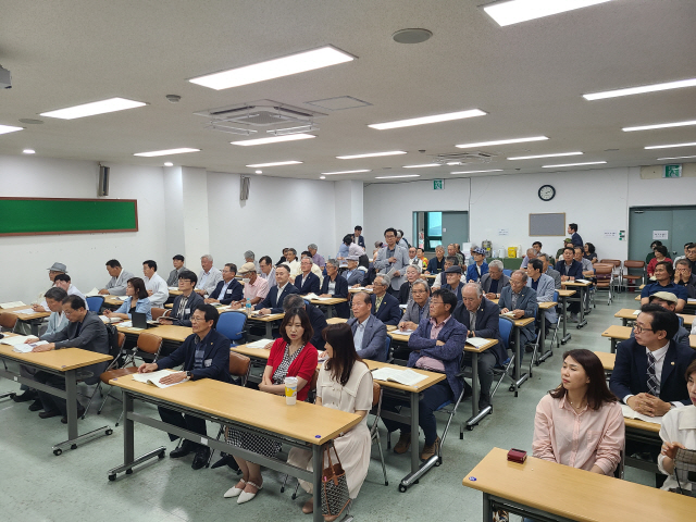 ▲ 교산 허균 선생의 학문적 가치를 되살리기 위한 ‘제30회 연민학 학술대회-허균전집 출판기념’ 행사가 최근 시 근로자종합복지회관에서 열렸다.