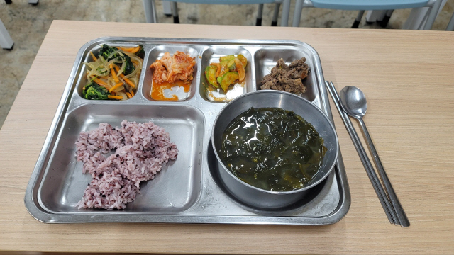 ▲ 춘천 소양동 춘천연탄은행 밥상공동체 ‘하늘밥상’의 새 무료급식소 ‘연탄밥상마을 행복센터’가 18일 지역 주민들을 대상으로 첫 배식을 시작했다.