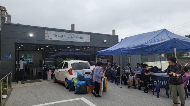 ▲ 춘천 소양동 춘천연탄은행 밥상공동체 ‘하늘밥상’의 새 무료급식소 ‘연탄밥상마을 행복센터’가 18일 지역 주민들을 대상으로 첫 배식을 시작했다.