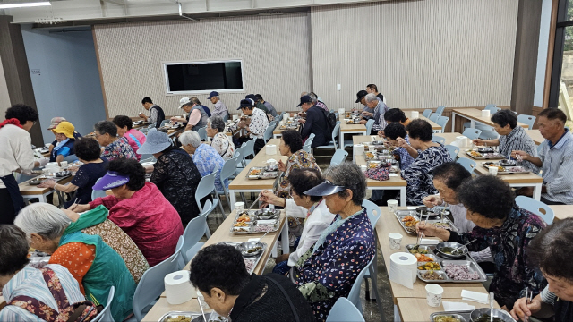 ▲ 춘천 소양동 춘천연탄은행 밥상공동체 ‘하늘밥상’의 새 무료급식소 ‘연탄밥상마을 행복센터’가 18일 지역 주민들을 대상으로 첫 배식을 시작했다.
