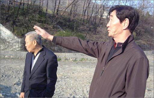 ▲ 2007년 사북을 방문한 전효덕(사진 왼쪽)씨가 이원갑 씨와 함께 1980년 사북사건 현장을 둘러보며 증언하고 있다.