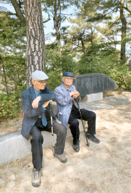 ▲ 김창묵(왼쪽) 선생과 이근구 시조시인.
