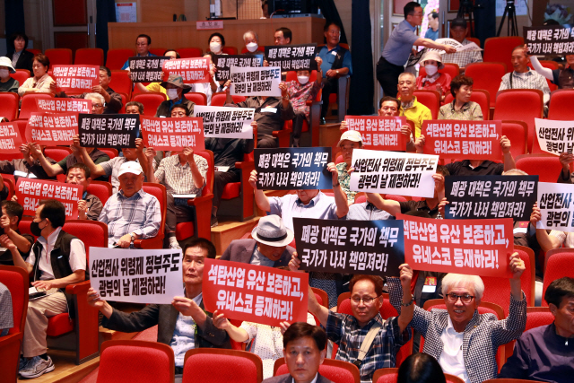 ▲ ‘성역화 사업 추진 실행 방안 구축을 위한 포럼’이 최근 태백문화예술회관에서 이상호 시장과 고재창 시의장, 황상덕 석탄산업전사 추모 및 성역화추진위원회 위원장 등이 참석한 가운데 열렸다.