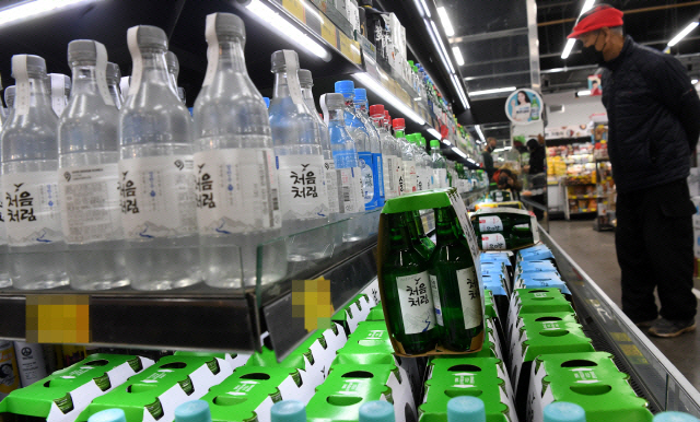  소주와 맥주 가격이 올해 또 인상될 것으로 보이는 가운데 19일 춘천의 한 마트에서 시민들이 주류를 고르고 있다. 김정호
