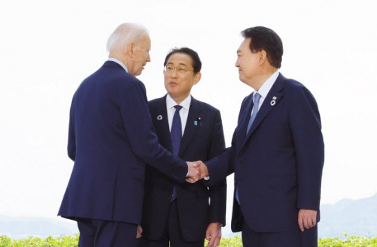 ▲ 윤석열 대통령이 지난 5월 일본 히로시마에서 열린 G7 정상회의에 참석해 조 바이든(왼쪽) 미국 대통령, 기시다 후미오(가운데) 일본 총리와 인사하고 있다. 사진/대통령실 공동취재단
