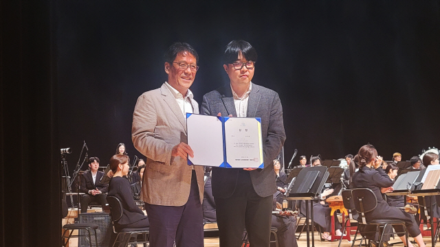 ▲ 진주영(오른쪽) 작곡가가 ‘강원별곡’ 연주회에서 최우수상을 수상했다.