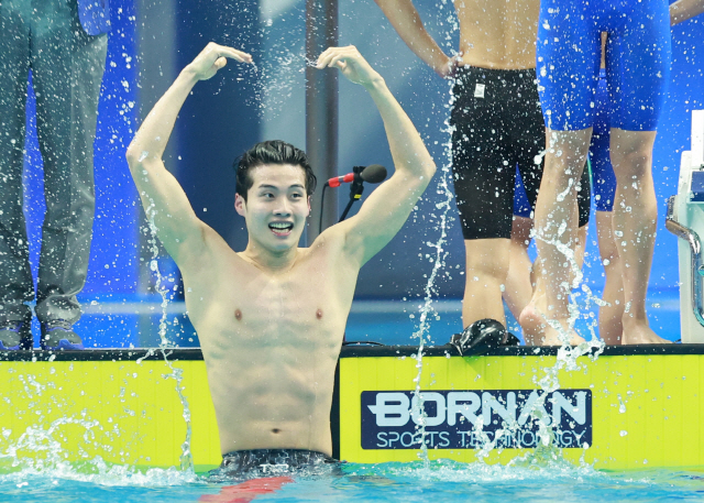 ▲ Hwang Sun-woo saboreia a alegria de ganhar uma medalha depois que atletas coreanos conquistaram a medalha de ouro na final do revezamento masculino de 800m no segundo dia de natação nos Jogos Asiáticos de Hangzhou de 2022, realizados na piscina do Centro Esportivo Olímpico de Hangzhou no dia 25.  Notícias Yonhap