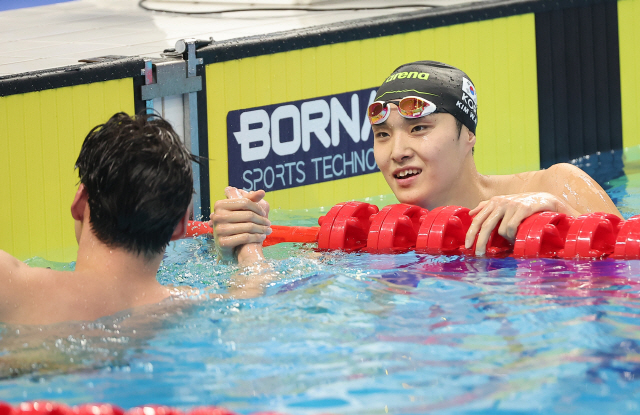 ▲ Kim Woo-min dá as boas-vindas ao atleta chinês Fei Liwei, que conquistou a medalha de ouro, após terminar na final dos 1.500 m livres masculinos nos Jogos Asiáticos de Hangzhou 2022, realizados na Piscina do Centro Esportivo Olímpico de Hangzhou, no dia 26. Kim Woo venceu - min venceu a medalha de prata com o tempo de 15 minutos e 01,07 segundos.  Notícias Yonhap