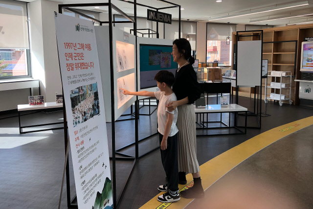 ▲ 인제 내린천댐 건설 반대 주민운동 특별전이 인제 기적의 도서관에서 열리고 있다.