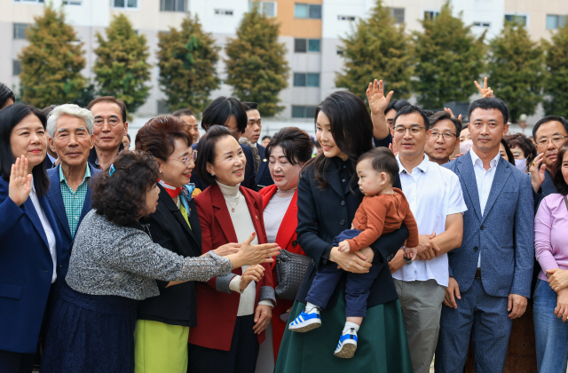 <BR>▲ <BR>김건희 여사가 10일 오후 광주에서 열리고 있는 광주디자인비엔날레를 찾아 광주시민들과 만나고 있다.<BR> 사진/대통령실 공동취재단