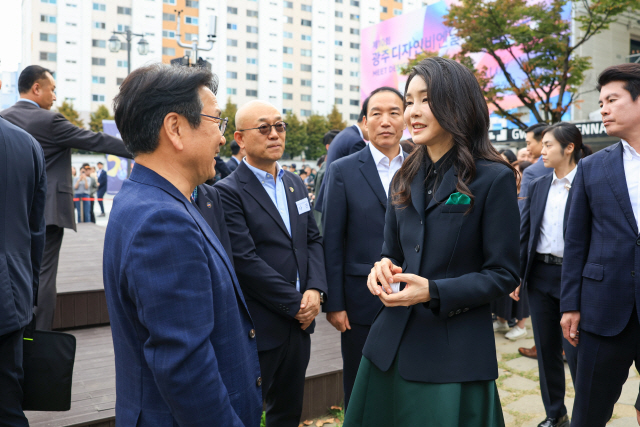 <BR>▲ <BR>김건희 여사가 10일 오후 광주에서 열리고 있는 광주디자인비엔날레를 찾아 강기정 광주시장과 인사하고 있다.<BR> 사진/대통령실 공동취재단