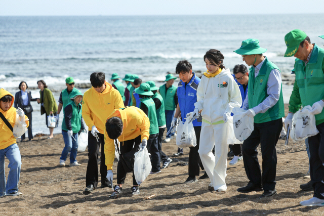 <BR>▲ <BR>김건희 여사가 지난 6일 제주 서귀포 광치기해변에서 제주새마을회 회원들과 함께 환경정화 활동을 펼치고 있다.<BR> 사진/대통령실 공동취재단