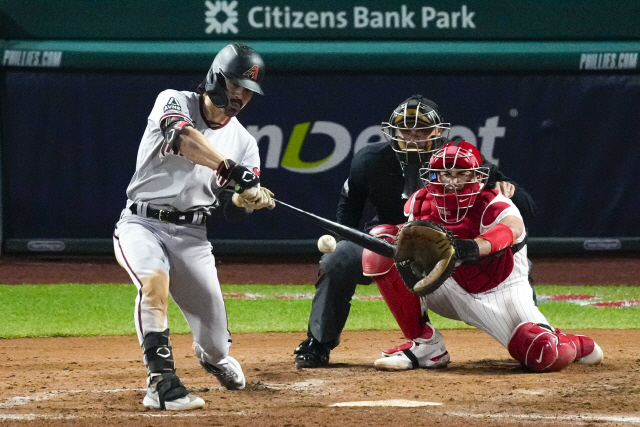 ▲ Arizona Diamondbacks‘ Corbin Carroll hits RBI-single against the Philadelphia Phillies during the fifth inning in Game 7 of the baseball NL Championship Series in Philadelphia Tuesday, Oct. 24, 2023. (AP Photo/Matt Rourke)



<All rights reserved by Yonhap News Agency>