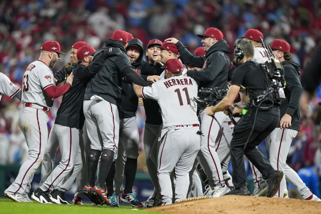 ▲ The Arizona Diamondbacks celebrate their win against the Philadelphia Phillies in Game 7 of the baseball NL Championship Series in Philadelphia Tuesday, Oct. 24, 2023. (AP Photo/Brynn Anderson)



<All rights reserved by Yonhap News Agency>