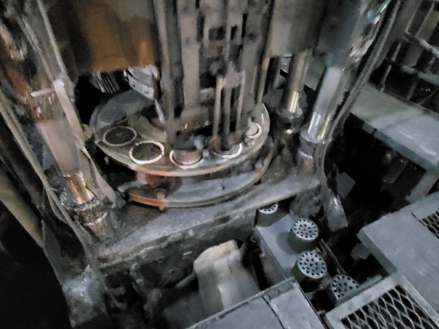 ▲ 성수기를 맞아 삼덕연탄의 연탄 생산기계가 쉴새없이 돌아가고 있다.