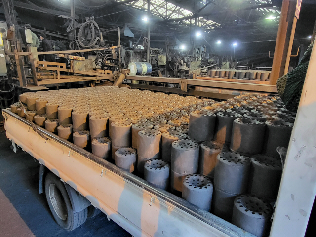 ▲ 삼덕연탄에서 생산된 연탄이 배송을 위해 트럭이 실리고 있다.