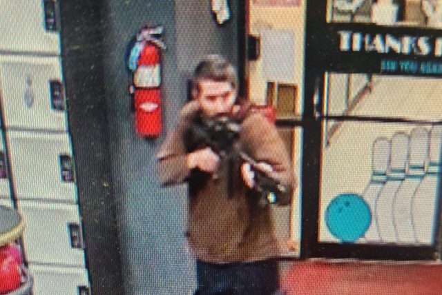 ▲ 지난 25일(현지시간) 미국 메인주 루이스턴에서 신원이 확인되지 않은 한 남성이 총을 들고 있고 있는 모습이 포착된 CCTV 이미지.[앤드로스코긴 카운티 보안관 사무실 제공]