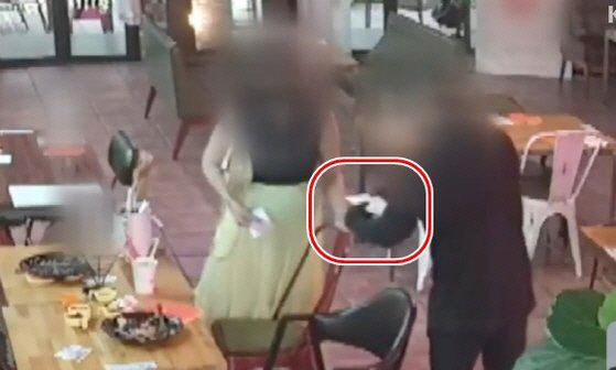 ▲ 구독자 96만명을 보유한 유명 여성 유튜버가 춘천의 한 식당에서 음식값을 놓고 사기 행각을 벌이고 있는 영상. KBS 영상 캡처