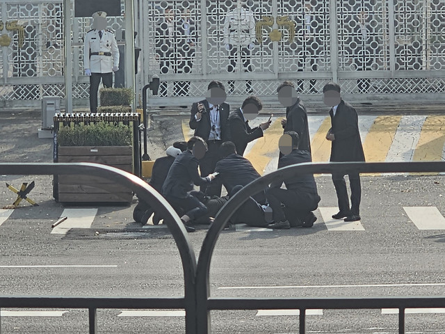 31일 오후 서울 용산구 국방부 정문 앞에서 근무 중이던 경찰관 2명이 70대 남성이 휘두른 흉기에 찔리는 일이 발생했다. 경찰이 흉기를 휘두른 박모씨를 체포하고 있다.[독자 제공·연합뉴스]