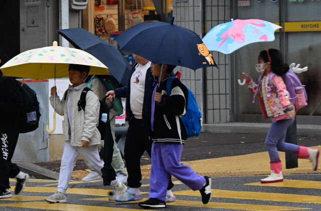 ▲ 가을비가 내린 1일 춘천의 한 초등학교 학생들이 우산을 쓰고 등교를 하고 있다.  김정호
