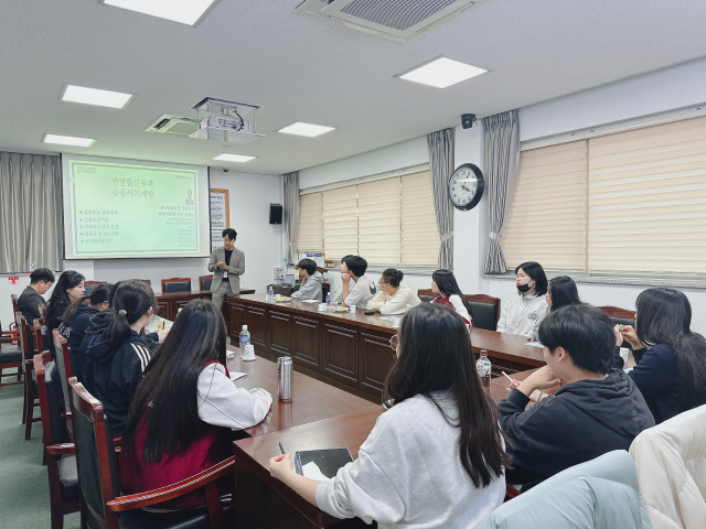 ▲ 홍천군 청소년의회는 최근 군의회에서 금용교육을 실시했다.