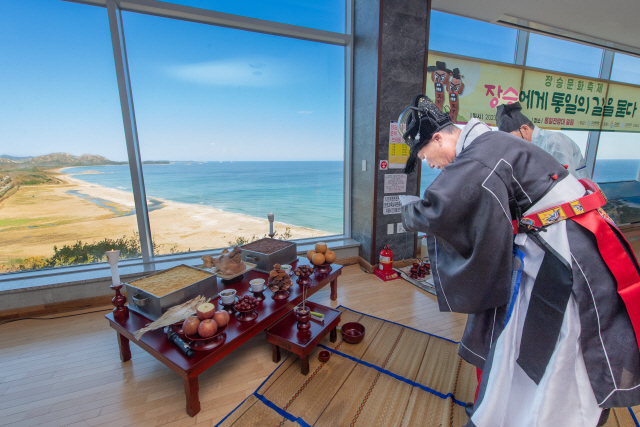 ▲ 고성 통일전망대 타워 2층 전망교육실에서 지난 7일 ‘장승문화축제’가 열렸다.