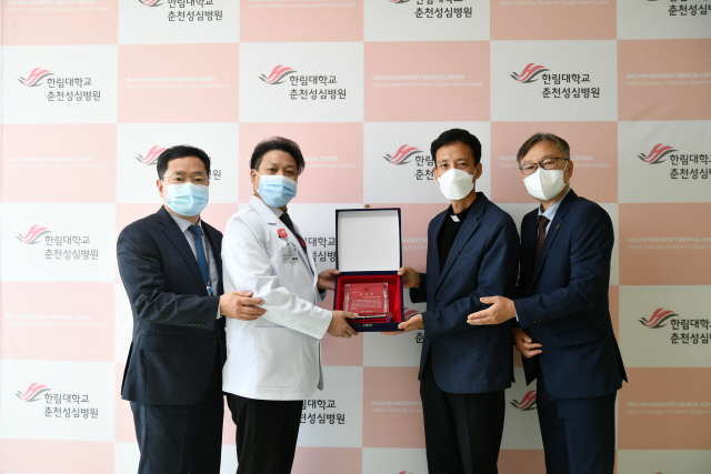 ▲ 천주교춘천교구 사회복지회는 최근 지역사회 주민들의 건강 증진에 기여한 공로로 한림대춘천성심병원(병원장 이재준)에 감사패를 전달했다.