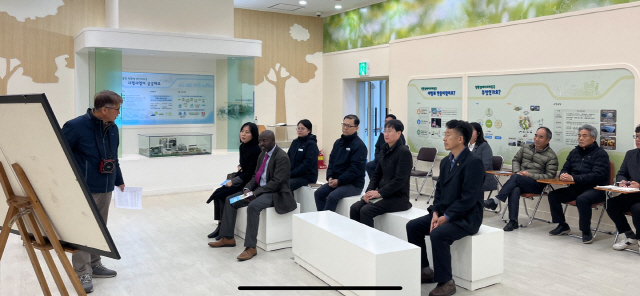 ▲ 주한 케냐 대리 대사관이 14일 친환경에너지타운과 폐기물 처리시설을 견학을 위해 홍천을 찾았다.