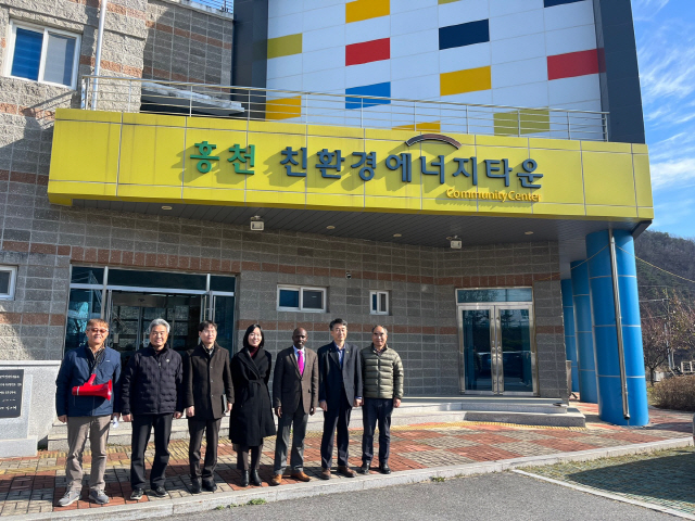 ▲ 주한 케냐 대리 대사관이 14일 친환경에너지타운과 폐기물 처리시설을 견학을 위해 홍천을 찾았다.