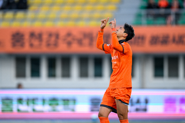 ▲ Gangwon FC Lee Jeong-hyeob, que marcou o primeiro gol aos 19 minutos do primeiro tempo, faz uma comemoração emocionante na partida da 37ª rodada entre Gangwon FC e Suwon FC 