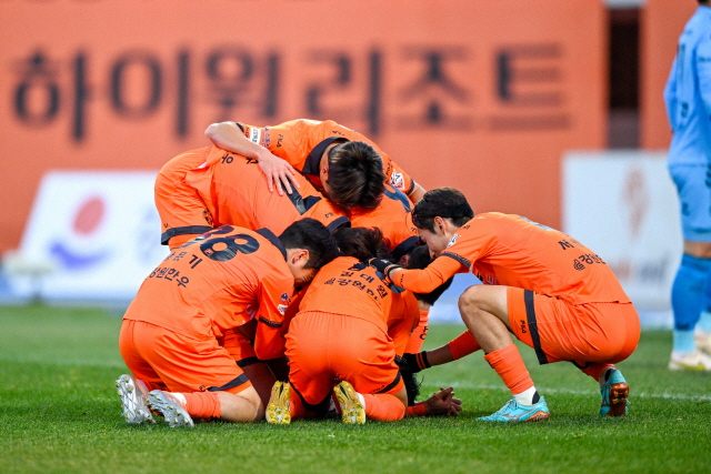 ▲ Companheiros de equipe se reúnem e se alegram quando Lee Jeong-hyeop marca o primeiro gol do Gangwon FC aos 19 minutos do primeiro tempo na partida da 37ª rodada entre Gangwon FC e Suwon FC 
