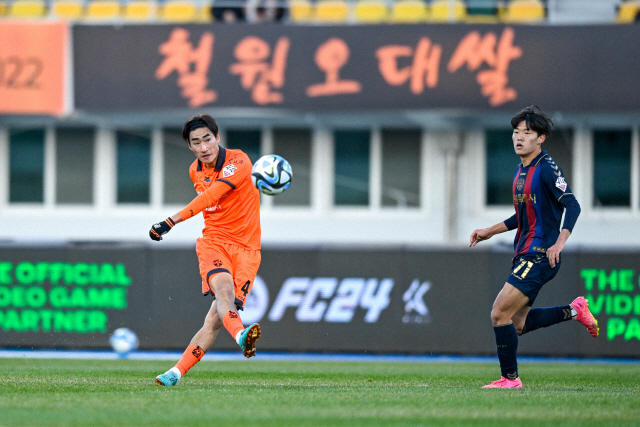 ▲ Lee Jeong-hyeop, do Gangwon FC, acerta um chute durante a partida entre Gangwon FC e Suwon FC na 37ª rodada do 