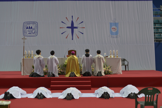 ▲ 천주교 춘천교구 사제서품식이 지난 8일 가톨릭관동대에서 열렸다.