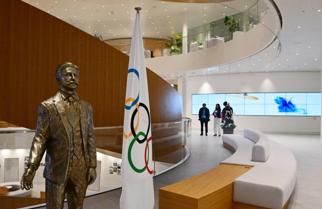 스위스 로잔 IOC 본부 로비에 올림픽부흥운동을 시작해 국제올림픽위원회(IOC)를 창설한 피에르 드 쿠베르텡 동상과 올림픽 오륜기가 설치돼 있다. 스위스 로잔/ 김정호