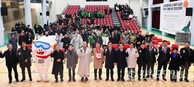 ▲ 강원도민일보와 오대산 월정사 ,강원특별자치도, 평창군이 공동주최한 2024강원동계청소년올림픽과 기후위기 극복을 위한 친환경 문화제가 22일 평창 송어종합공연체험장에서 김진태 강원특별자치도지사, 심재국 평창군수, 월정사 주지 퇴우 정념스님, 김주영 천주교 춘천교구장, 김중석 강원도민일보 회장과 지역 기관사회단체장, 평창군민들이 참석한 가운데 열렸다.서영
