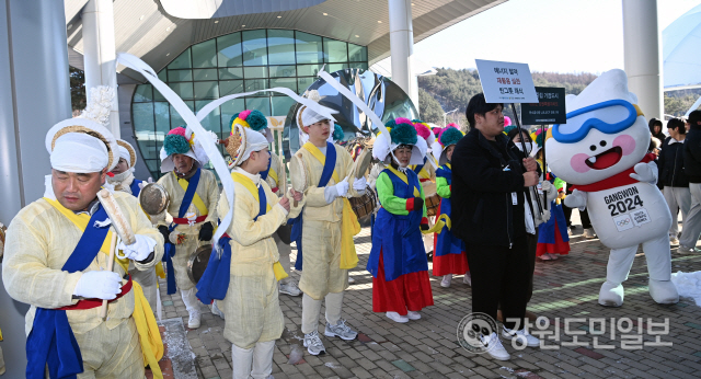 ▲ 강원도민일보와 오대산 월정사 ,강원특별자치도, 평창군이 공동주최한 2024강원동계청소년올림픽과 기후위기 극복을 위한 친환경 문화제가 22일 평창 송어종합공연체험장에서 김진태 강원특별자치도지사, 심재국 평창군수, 월정사 주지 퇴우 정념스님, 김주영 천주교 춘천교구장, 김중석 강원도민일보 회장과 지역 기관사회단체장, 평창군민들이 참석한 가운데 열렸다. 평창둔전평농악대와 2024강원동계청소년올림픽 마스코트 뭉초, 지역 대학생들이 대회 성공 개최를 기원하는 퍼포먼스를 진행하고 있다. 서영