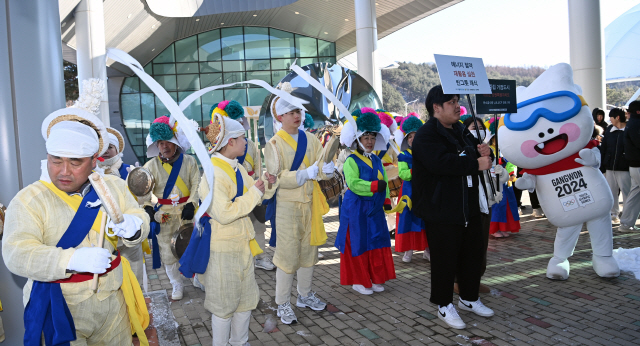 ▲ 평창둔전평농악보존회원들이 행사장 입구에서 공연을 벌이고 있다.