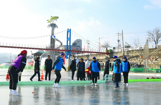 ▲ 사진은 얼음축구동호인들이 산천어축제장에 마련된 경기장에서 얼음축구를 즐기고 있다.