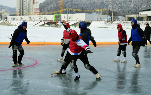 ▲ 얼음축구동호인들이 화천산천어축제장에 마련된 경기장에서 얼음축구를 즐기고 있다.
