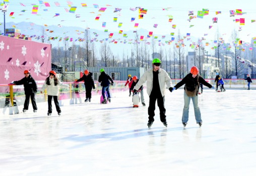 원주 야외 아이스링크장을 찾은 시민들이 영하의 날씨인데도 스케이트를 타며 즐거워하고 있다