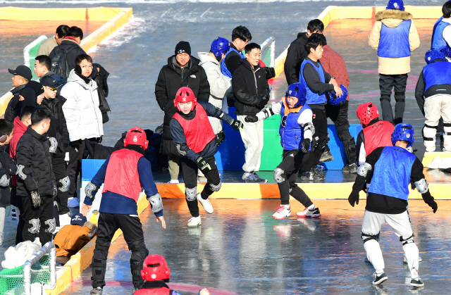 ▲ 2024 얼음나라 화천산천어축제 전국 얼음축구대회가 13일 개막돼 14일까지 이틀간 우승을 놓고 열전을 펼친다.