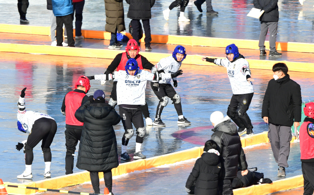 ▲ 2024 얼음나라 화천산천어축제 전국 얼음축구대회가 13일 개막돼 14일까지 이틀간 우승을 놓고 열전을 펼친다.