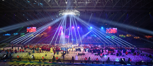 ▲ 2024 강원동계청소년올림픽 개막식에서 각국 선수들이 공연단들과 함께 어우러져 대회를 즐기고 있다.  서영