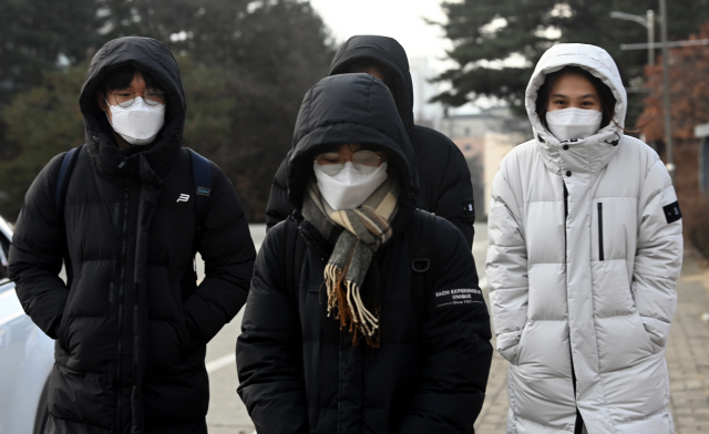 ▲ 쌀쌀한 날씨를 보인 지난 22일 춘천 효자동에서 두툼한 방한복 차림의 시민들이 걸음을 재촉하고 있다. [강원도민일보 자료사진]