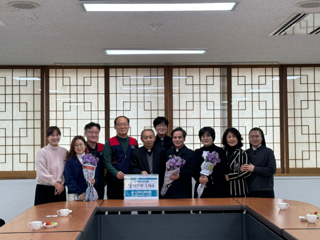 ▲ 현대모비스 춘천부품사업소(소장 추영수)는 5일 천주교 춘천교구에서 전달식을 갖고 춘천시청소년상담복지센터(소장 김미영)에 위기청소년 지원금 450만원을 후원했다. 기금은 올해 여성가족부가 처음 실시하는 청소년 자살·자해 집중심리클리닉 프로그램 운영비로 쓰일 예정이다.