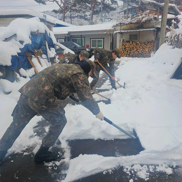 ▲ 육군 22사단 장병들이 최근 고성 명파마을 일대 독거 노인들의 집 앞에서 제설작전을 실시했다.