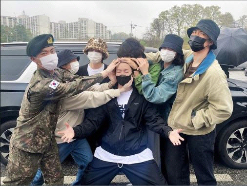 ▲ Membro do Ano do Carbono do grupo ( BTS ) Jay Hop ( Sede Jeong Ho-seok ) entrou no Corpo de Educação Nova da 36a Divisão do Exército no início de Gangwon Won em 18 de abril de 2023. Cerca de uma hora e meia após a admissão, outro membro do Instagram Vu e RM postou uma foto de grupo de membros reunidos para torcer pelo alistamento de Jay Hop.Fonte da foto = Bustagrama do ano à prova de balas