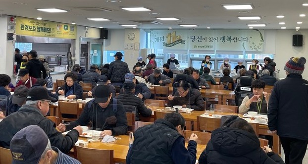 ▲ 7일 춘천남부노인복지관 경로식당이 점심식사를 위해 찾은 어르신들로 북적이고 있다.