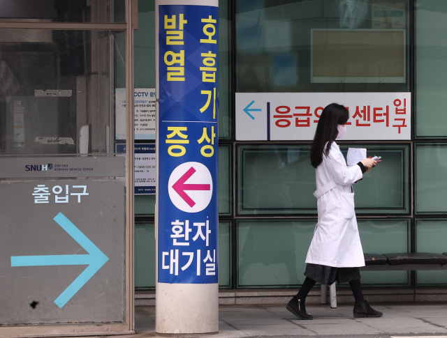 ▲ 의사들의 집단행동이 이어지는 가운데 지난 11일 오후 서울 보라매병원 응급실 앞에서 한 의사가 걸어가고 있다. 연합뉴스